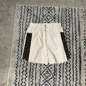 White denim skirt with cheetah print side
